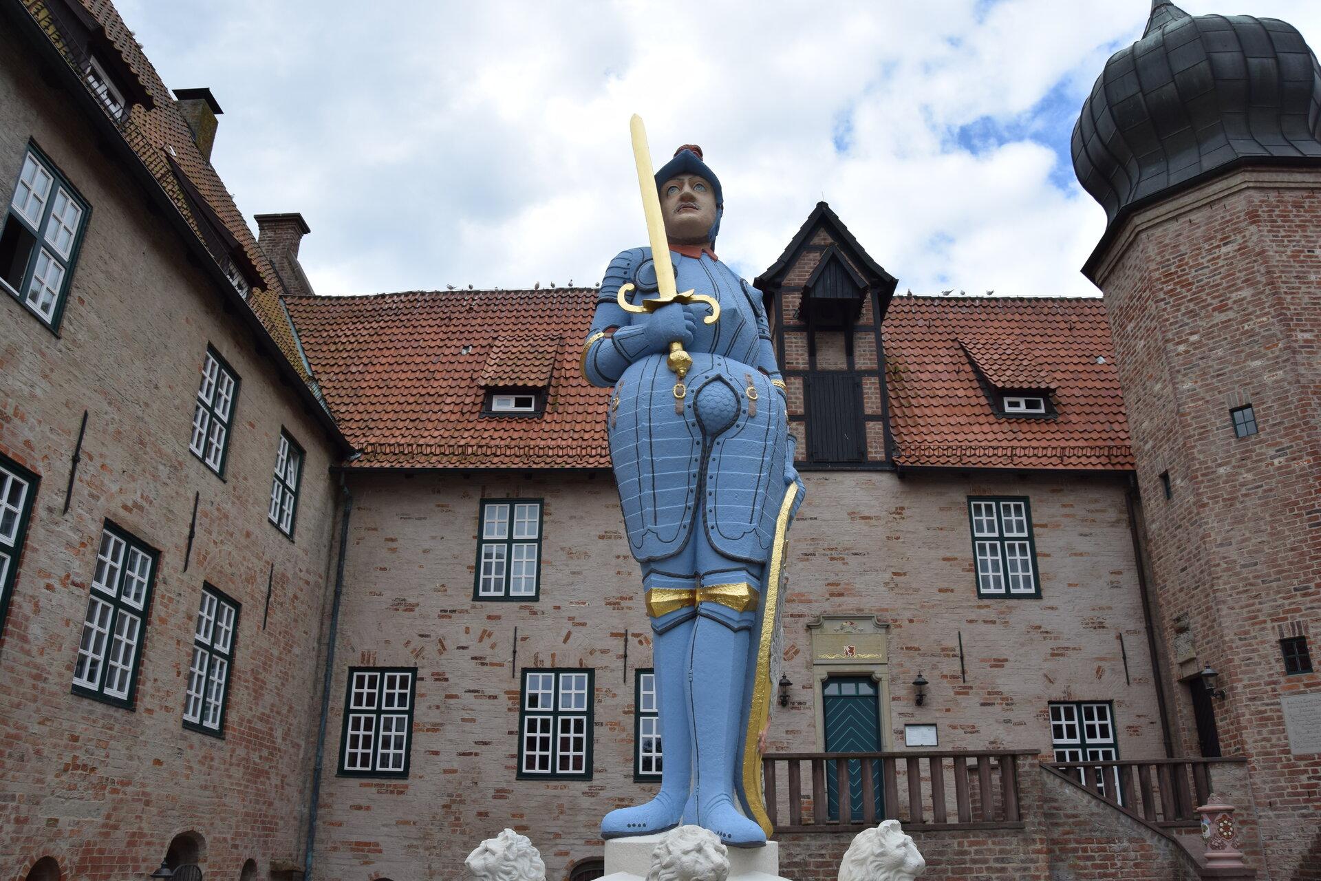 Ritter-Statue Roland im Burghof in Bad Bederkesa