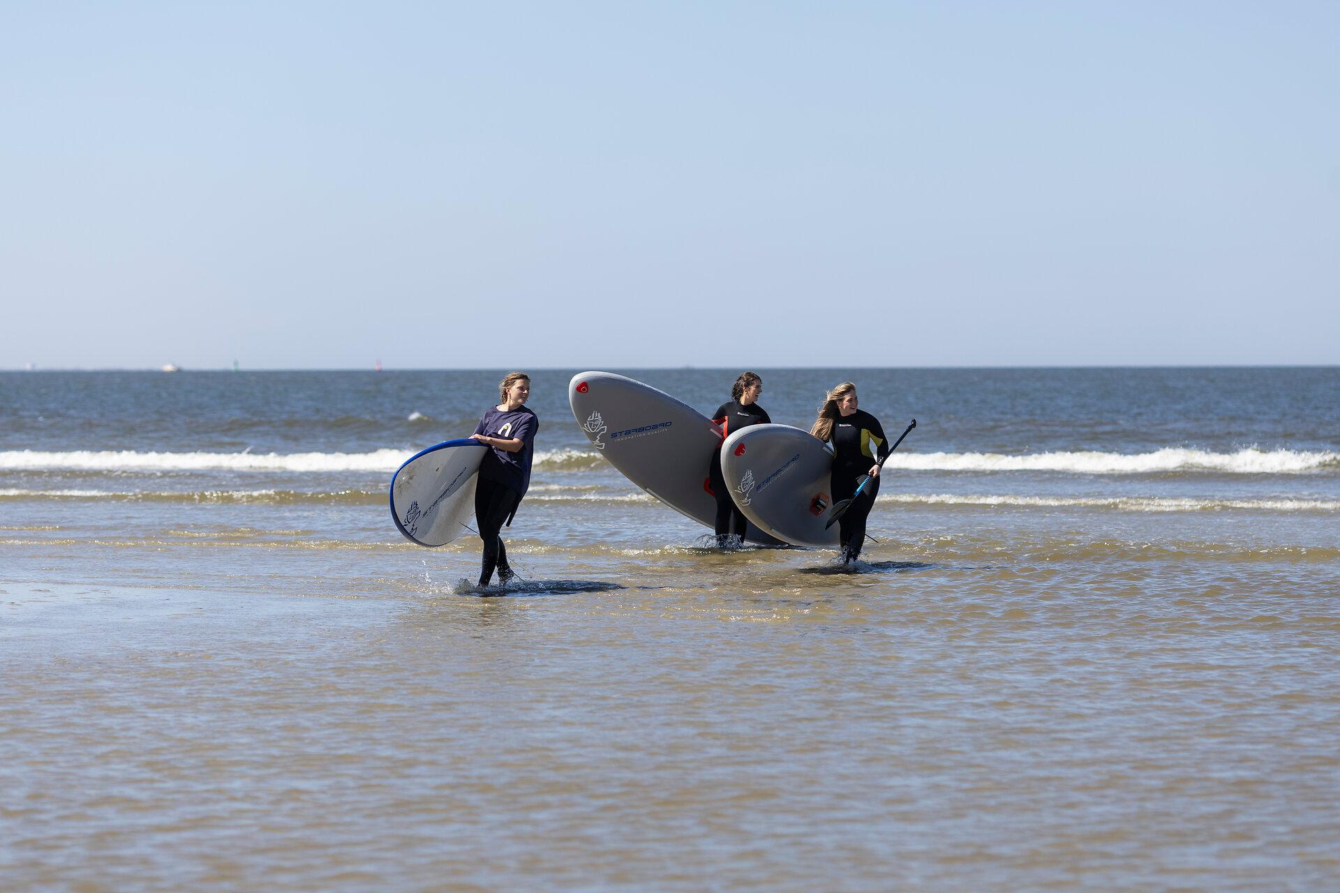 Stand-up-paddeln bei der Surfschule auf Langeoog in der Nordsee