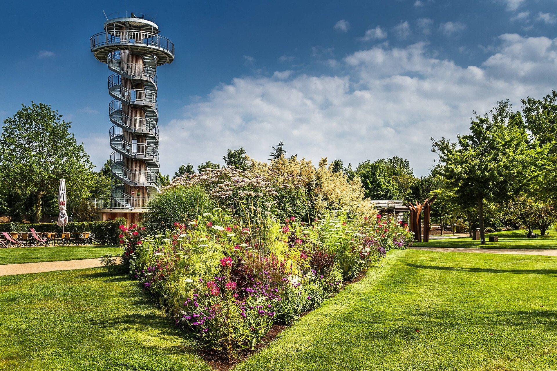 Turm und Blumenband im Park der Gärten
