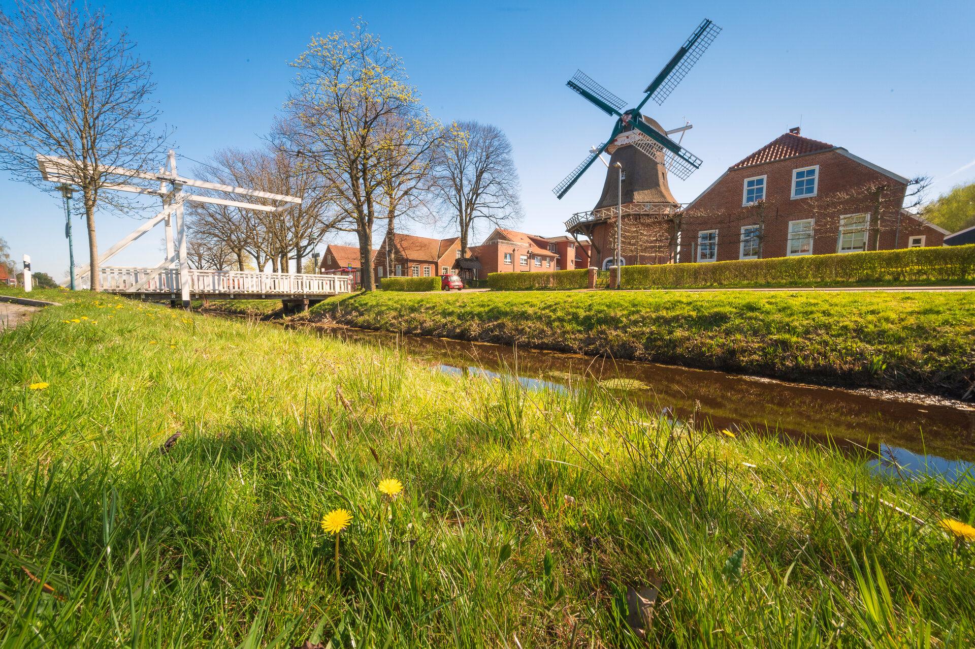 Hahnentanger Mühle in einer Fehnlandschaft in Rhauderfehn