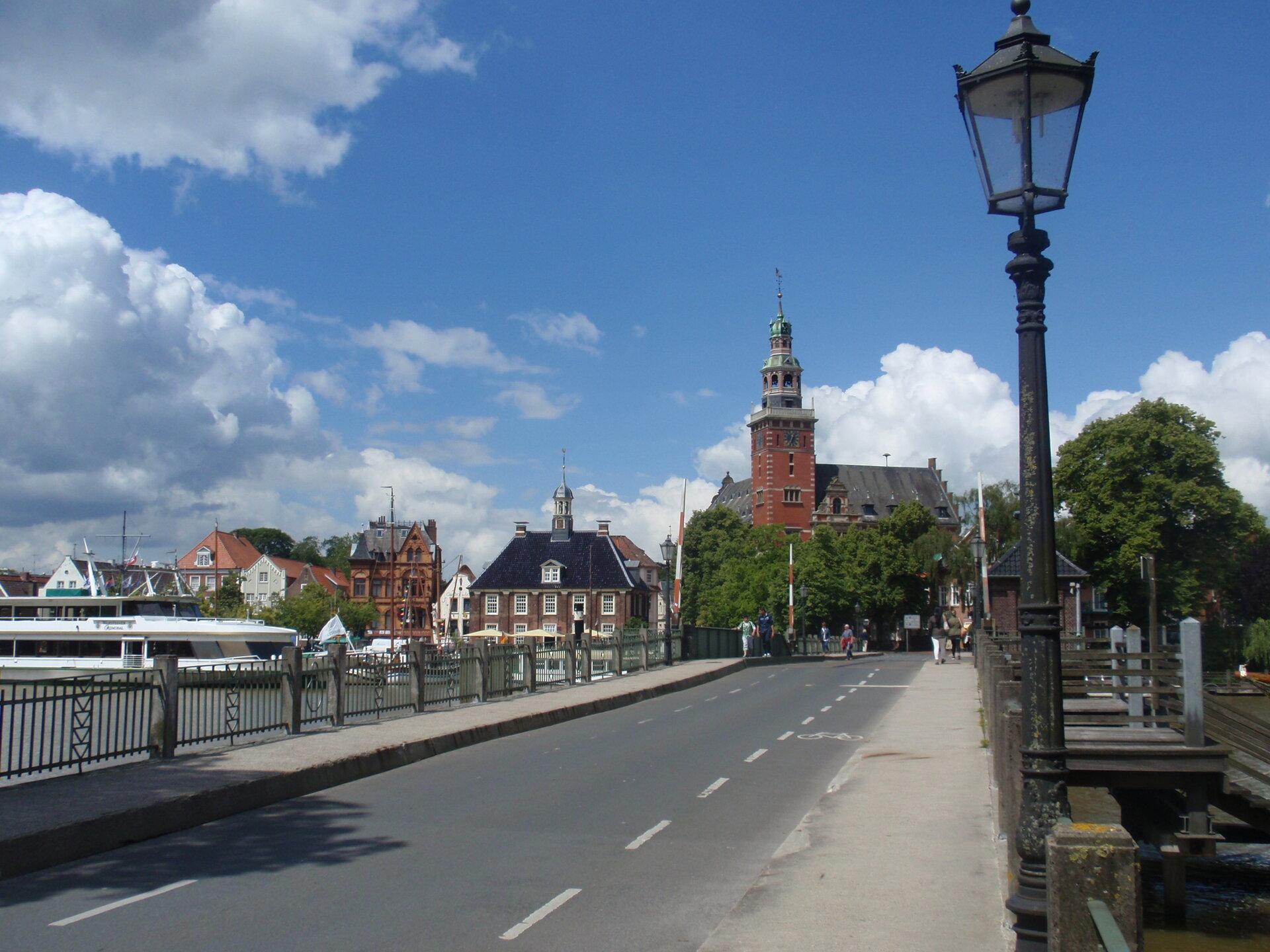 Blick vom Hafen auf das Rathaus in Leer