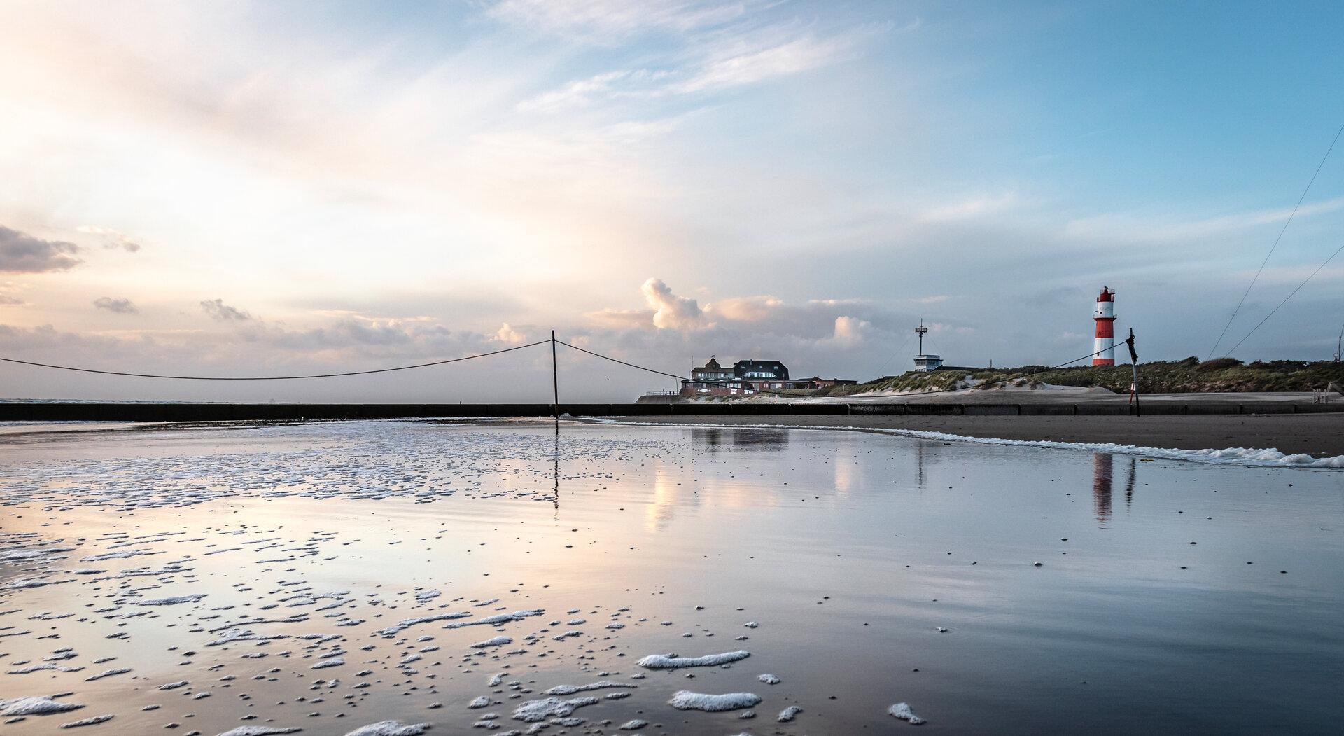 Blick vom Südstrand auf die Heimliche Liebe und dem elektrischen Leuchtturm auf Borkum