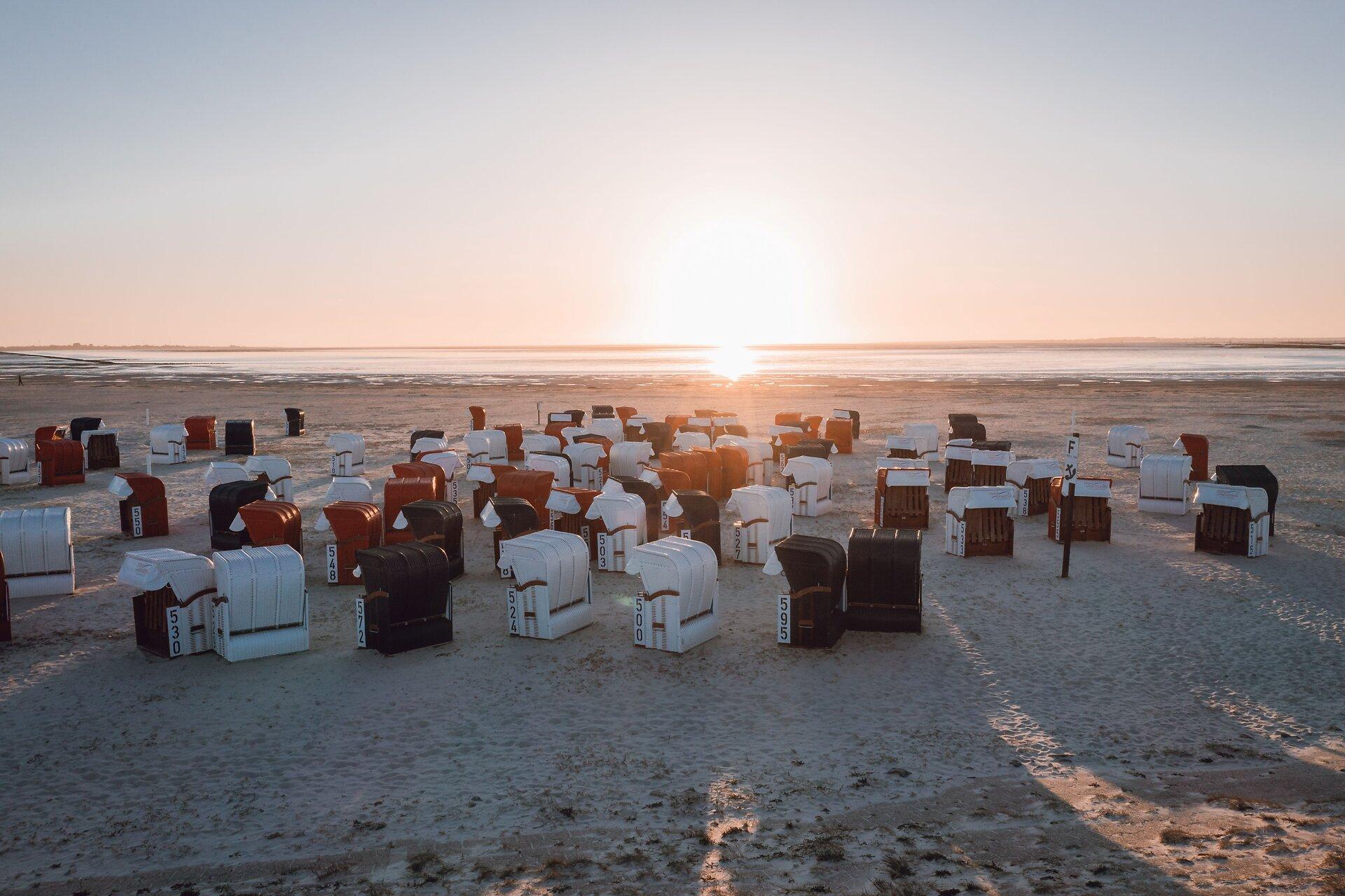 Esens-Bensersiel Strand mit Strandkörben im Sonnenuntergang