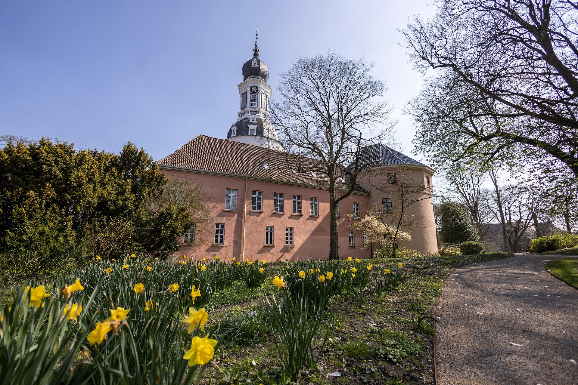 Schloss in der Altstadt in Jever bei Frühling