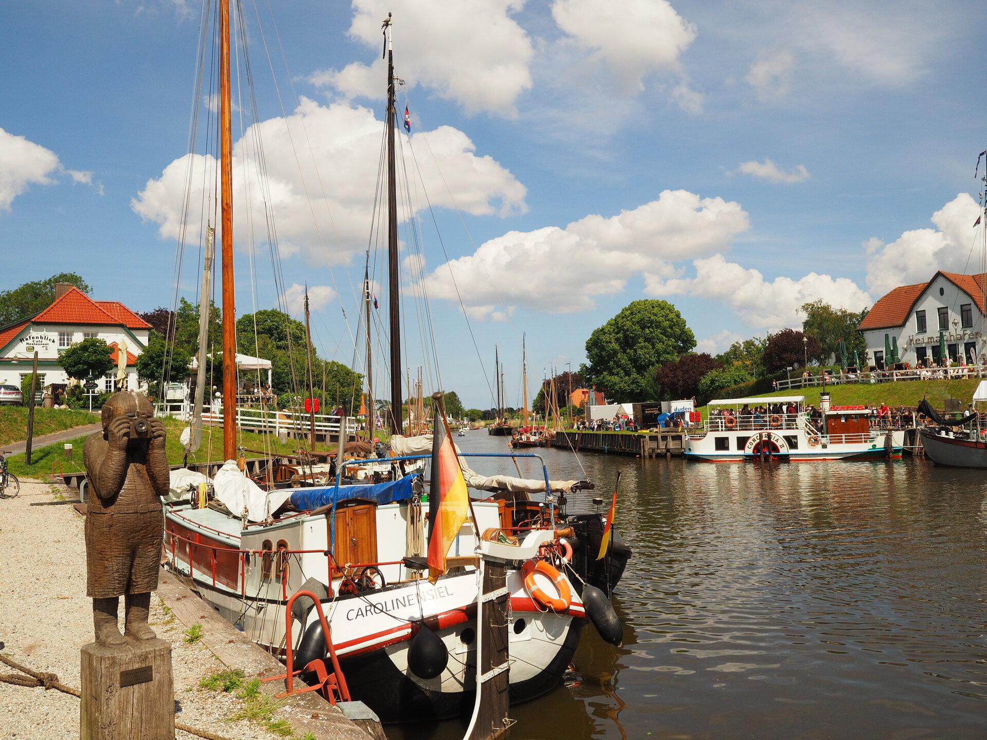 Museumshafen in Carolinensiel im Sommer