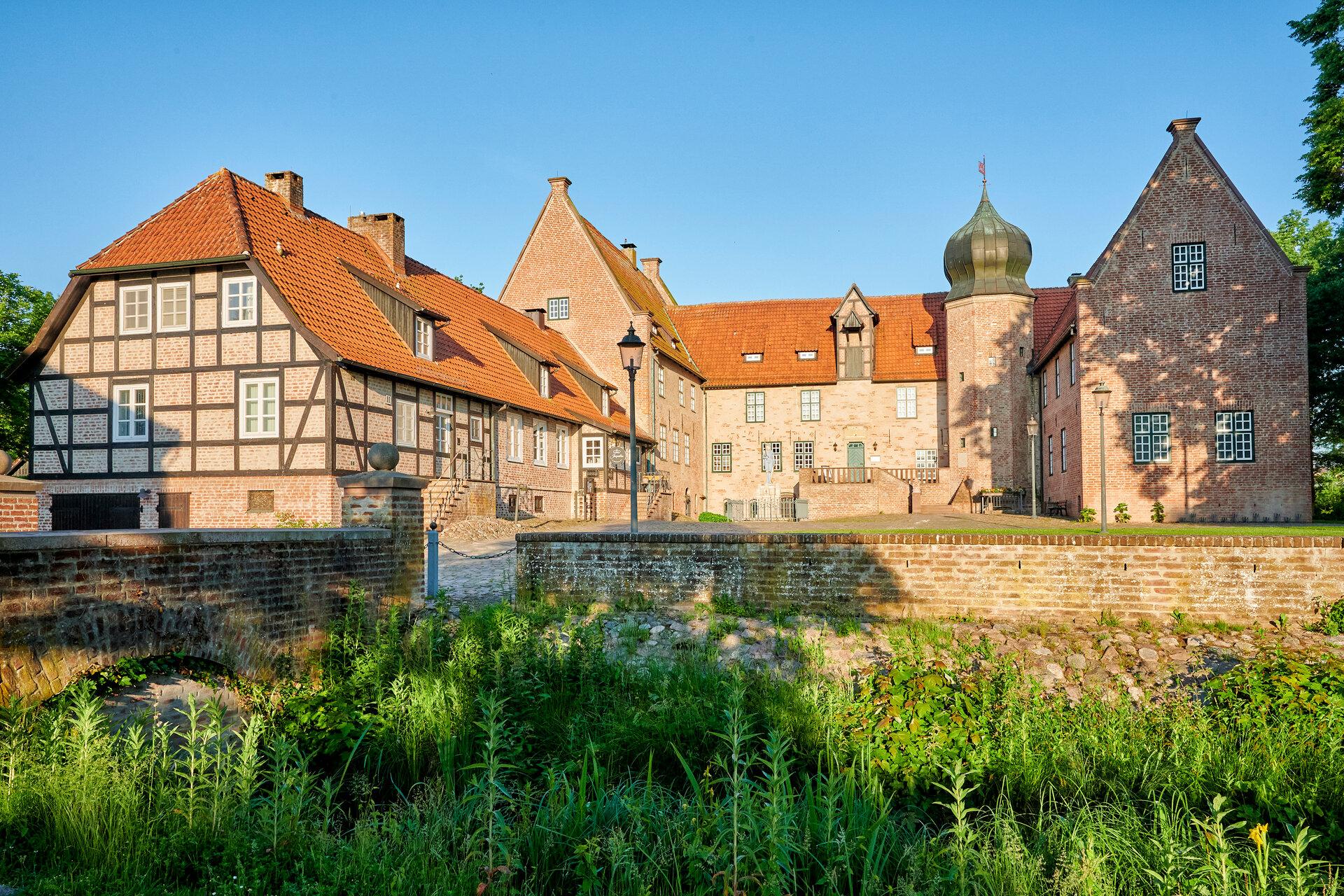 Burg Bederkesa mit Innenhof im Geestland
