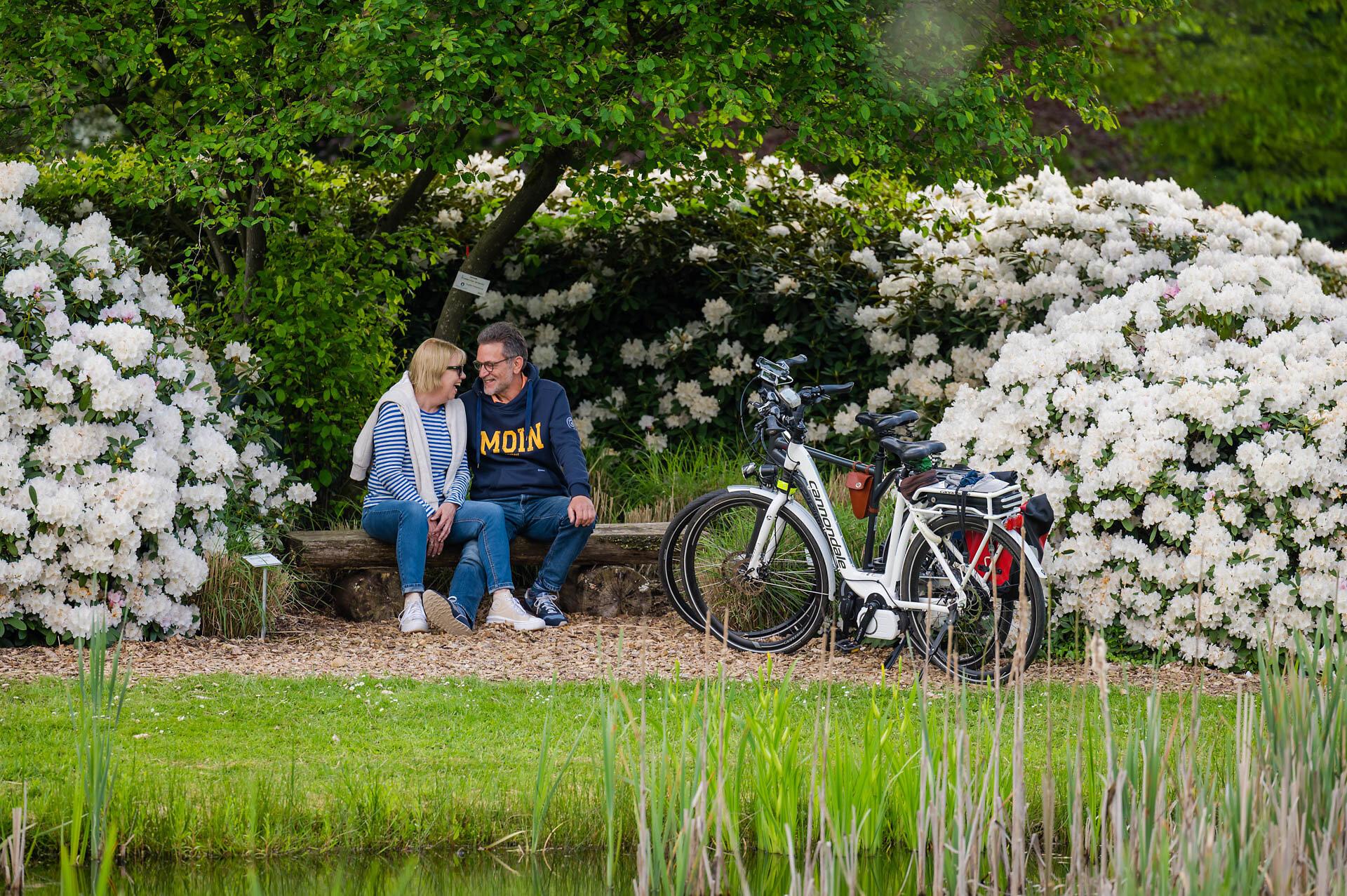 Zwei Fahrradfahrer bei der Pause im Rhododendronpark im Ammerland