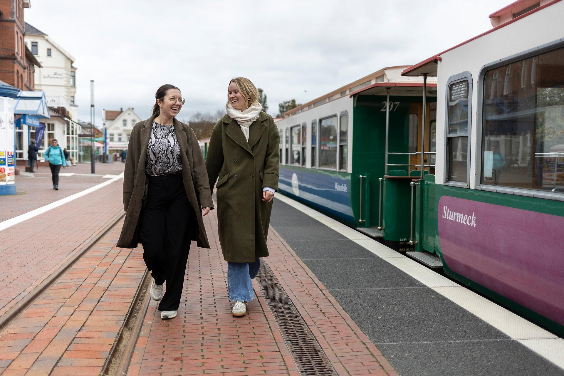 Fahrt mit der Inselbahn auf Borkum in die Innenstadt