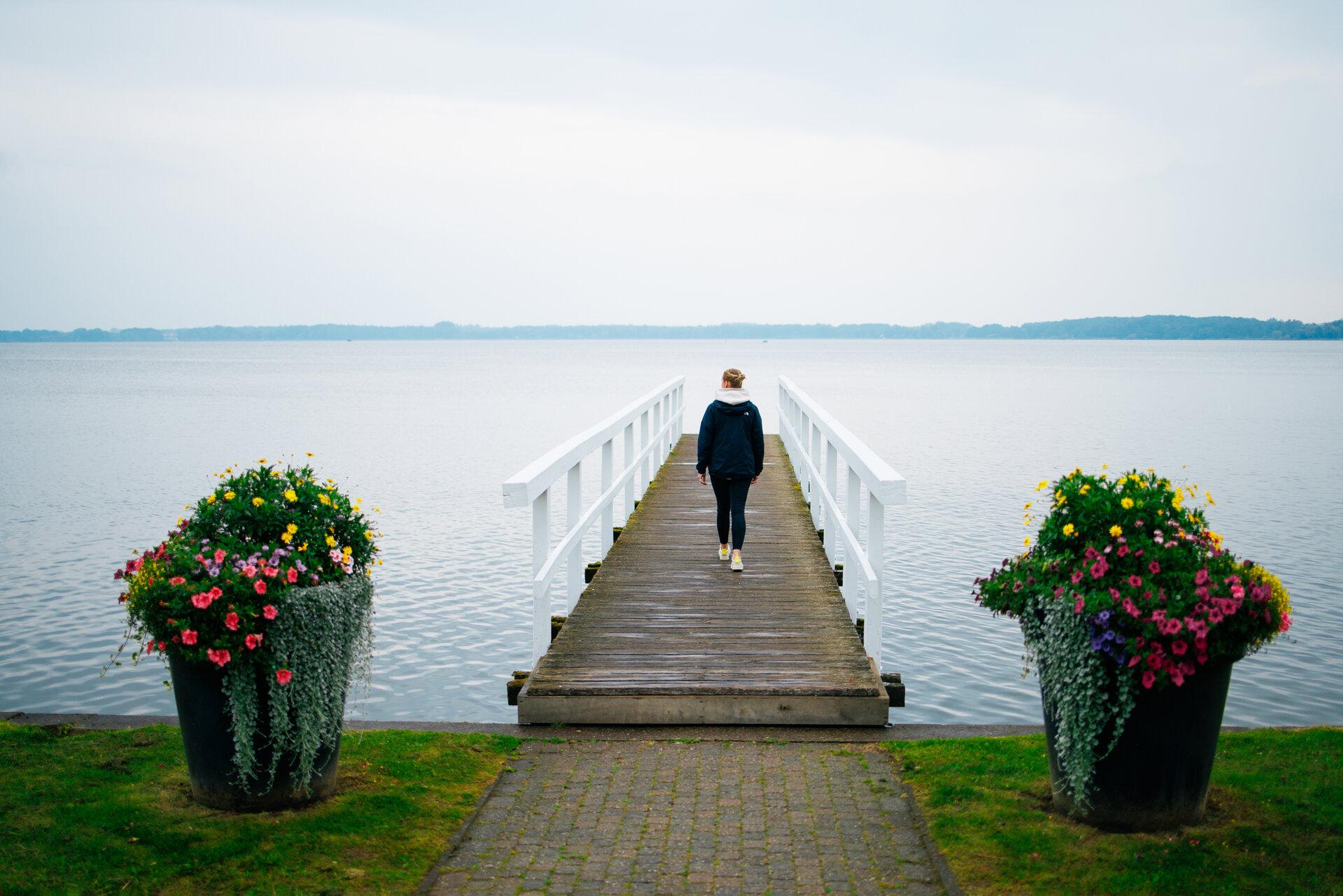 Frau auf dem Steg am Zwischenahner Meer im Park der Gärten in Bad Zwischenahn