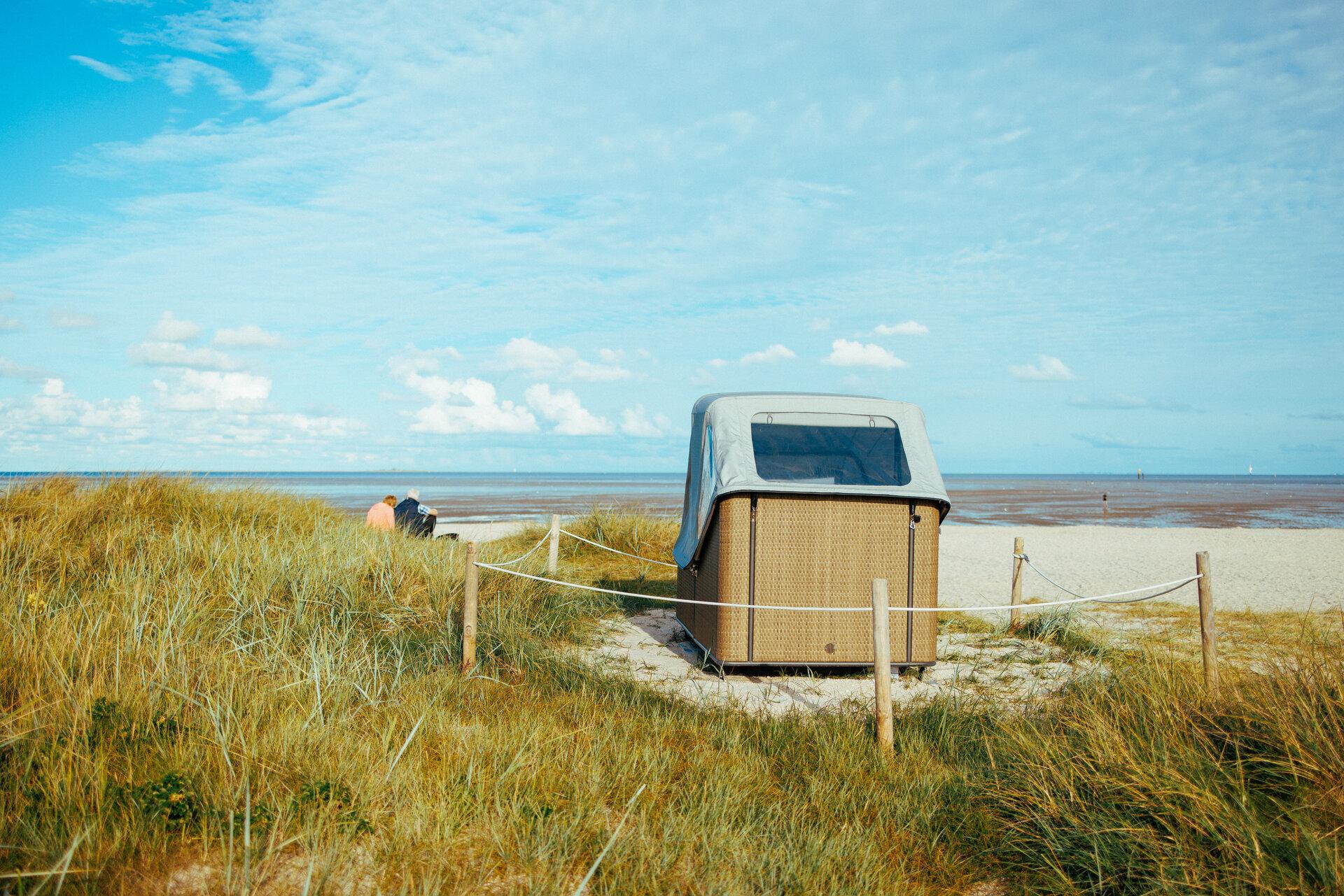 Schlafstrandkorb am Strand von Schillig im Wangerland