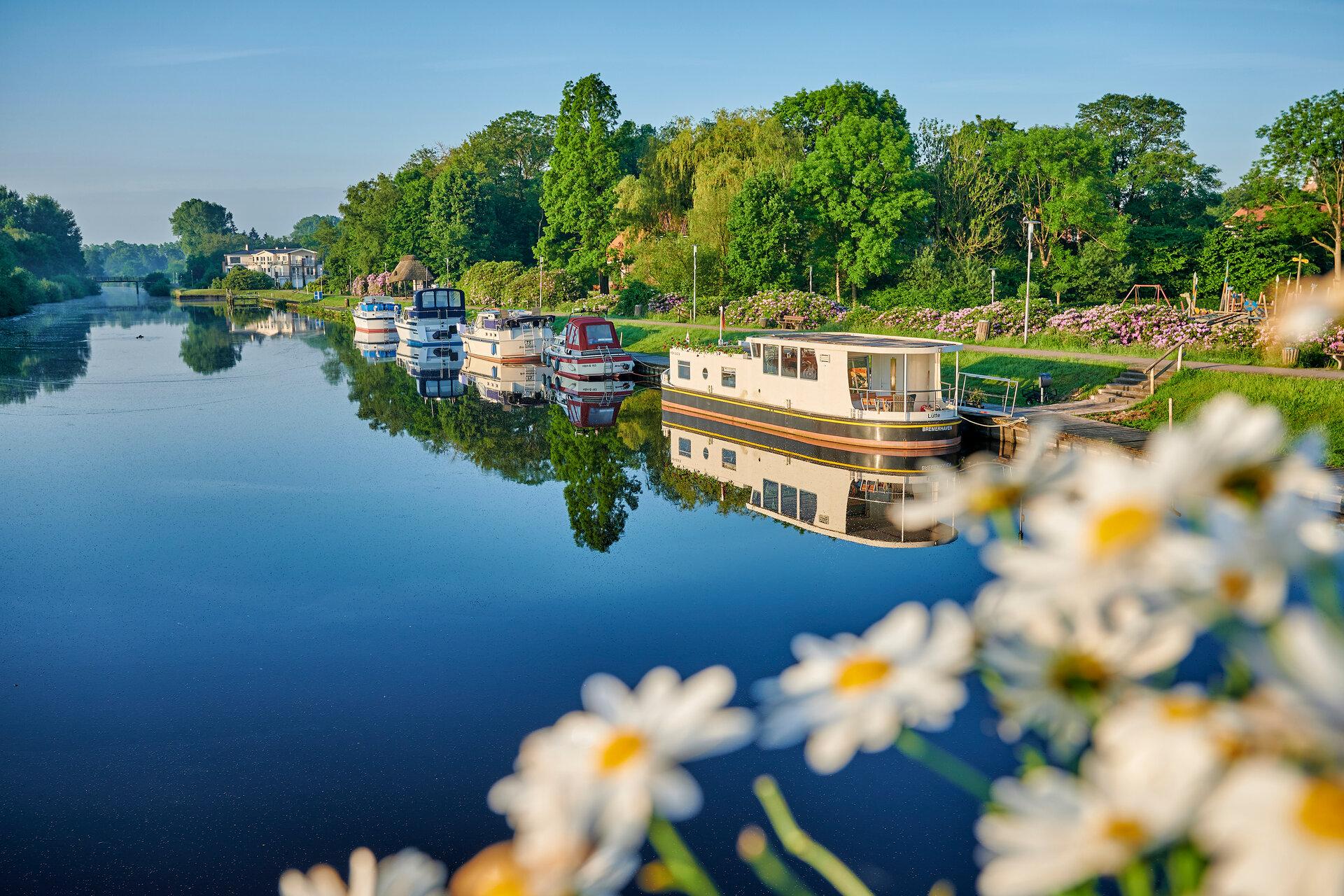 Boote im Kanal von Bad Bederkesa im Geestland 