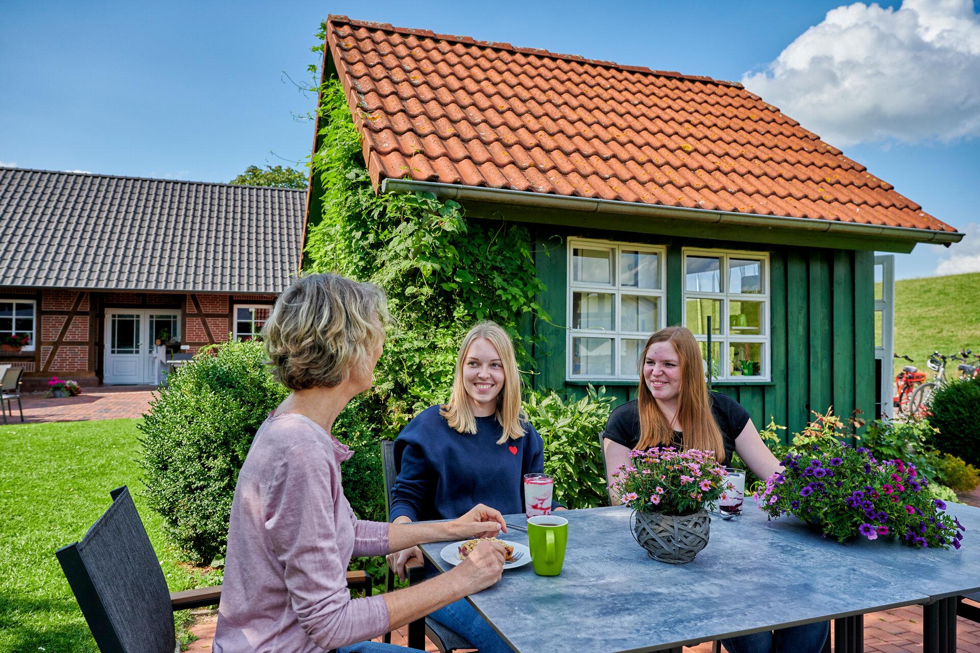Freundinnen beim Buttermilchdrink am Melkhus in der Wesermarsch
