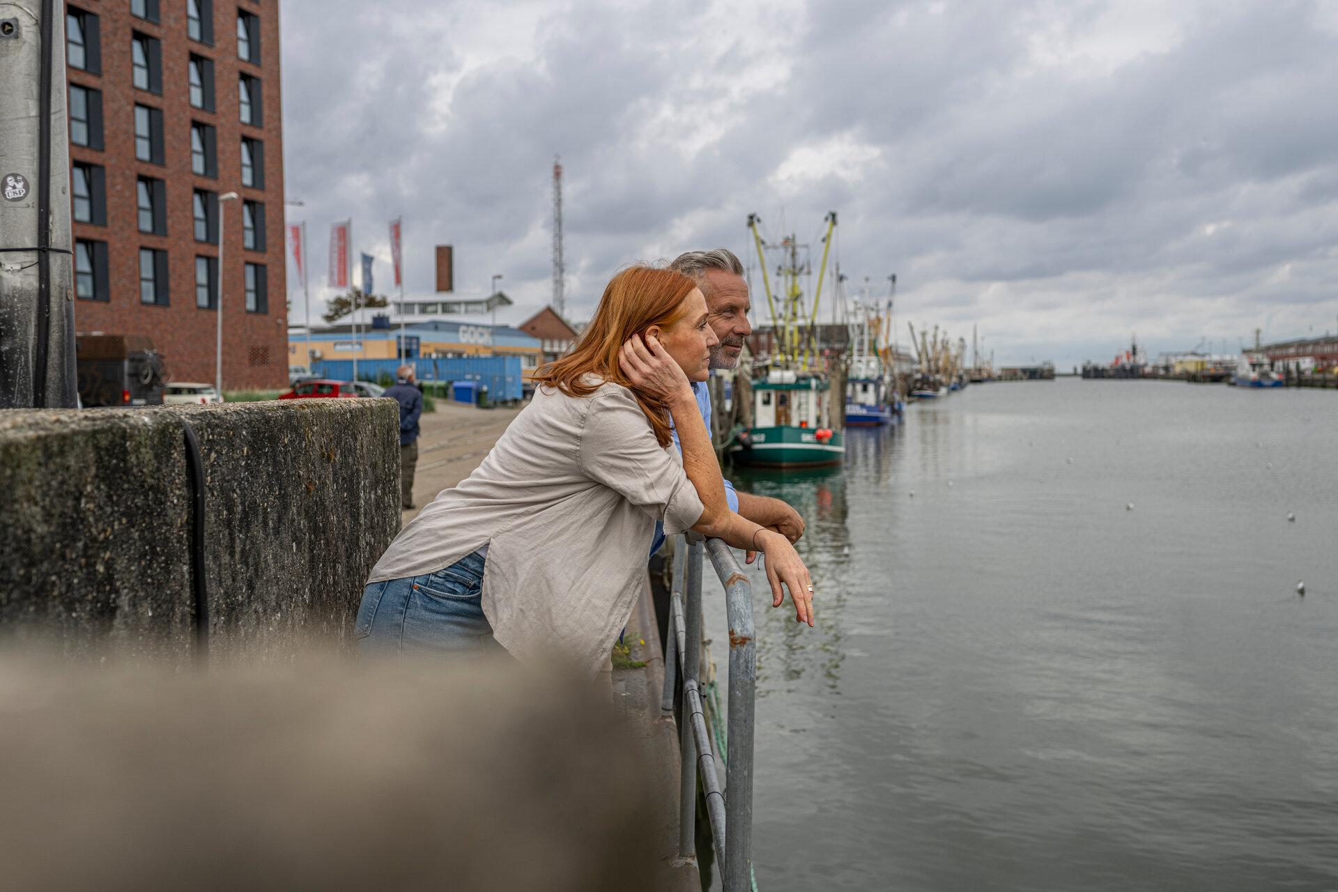 Paar am Alter Fischerhafen in Cuxhaven