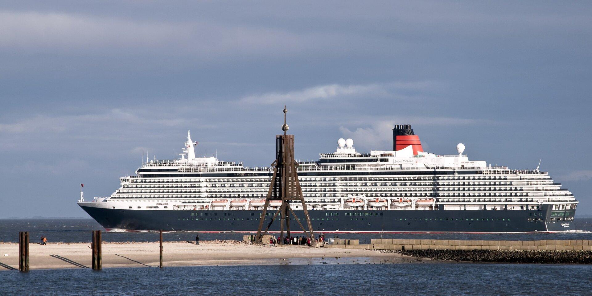Queen Victoria an der Kugelbake in Cuxhaven
